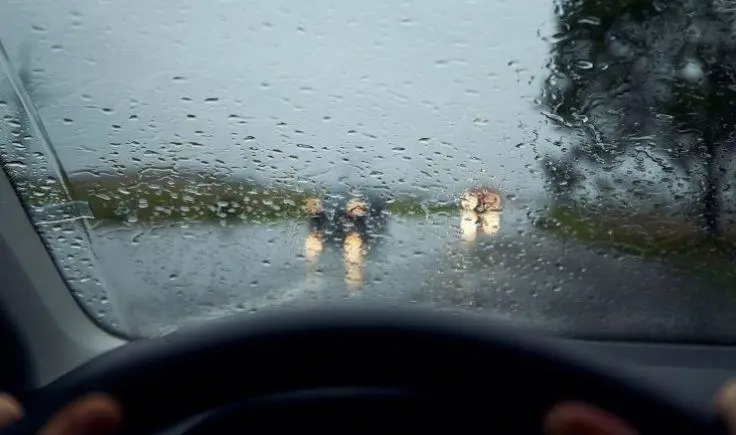 Direção Defensiva na Chuva: 10 Cuidados Que Todo Motorista Ignora (Mas Não Deveria)